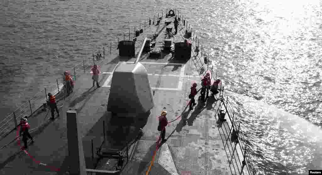 Personil angkatan laut Taiwan ambil bagian dalam latihan militer bersama di atas sebuah kapal perusak Kidd-Class di luar pangkalan angkatan laut di Kaohsiung, Taiwan, 15 Mei 2013.