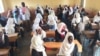 Les lycéens tchadiens et les réfugiés se préparent à passer le baccalauréat, au Tchad, le 17 juillet 2017. (VOA/André Kodmadjingar)