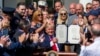 "Hoy nos unimos como una sola nación para apoyar a nuestros héroes del 11 de septiembre, para cuidar a sus familias y para renovar nuestro voto eterno: nunca, nunca olvidar", afirmó el presidente Donald Trump en la ceremonia.