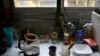 "Tengo que quitarme el plato de comida para dárselo a mis hijos": Desnutrición amenaza a niños venezolanos