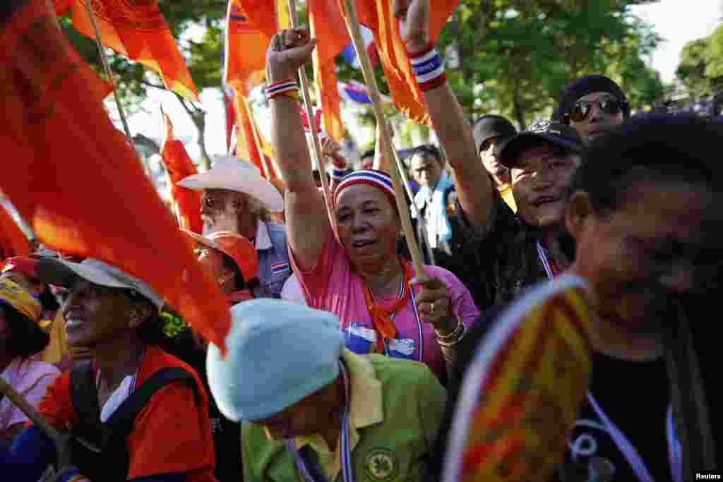 Para demonstran anti-pemerintah bereaksi saat pemimpinnya tiba di gedung parlemen Thailand di tengah sidang senat di Bangkok (12/5). (Reuters/Damir Sagolj)
