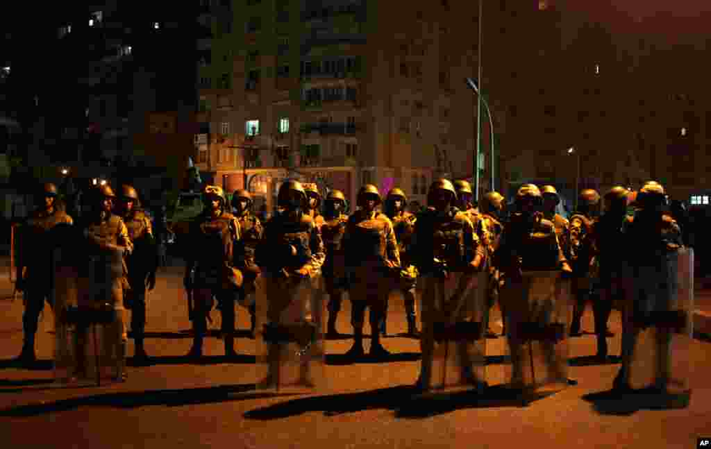 2013年7月3日,在埃及軍隊首領宣布廢黜總統穆爾西後,特種部隊守衛在開羅納賽爾城的一處街區。