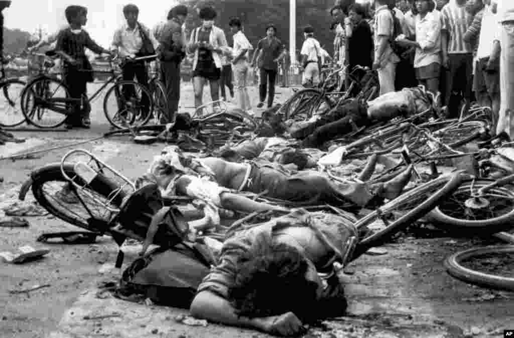 Jenazah-jenazah yang bergelimpangan di antara sepeda dekat Alun-Alun Tiananmen di Beijing pada 4 Juni 1989. (Foto: Dok)
