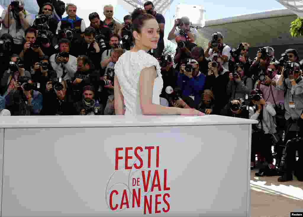 Aktris Marion Cotillard berpose dalam acara promosi film 'The Immigrant' di Festival Film Cannes (24/5).