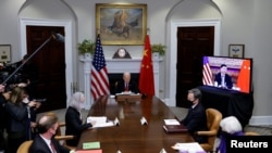 资料照片：美国总统拜登与白宫国家安全顾问沙利文、国务卿布林肯和财政部长耶伦在白宫通过网络视频与中国国家主席习近平交谈。(2021年11月15日)