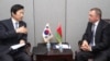 제71차 유엔 총회 참석차 뉴욕을 방문 중인 윤병세 한국 외교부 장관(왼쪽)이 19일 블라디미르 마케이 벨라루스 외교장관과 회담하고 있다.