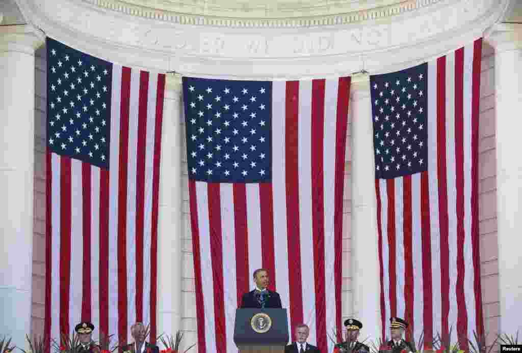 Presiden AS Barack Obama berpidato pada peringatan Hari Pahlawan di TMP Arlington, Virginia, AS.