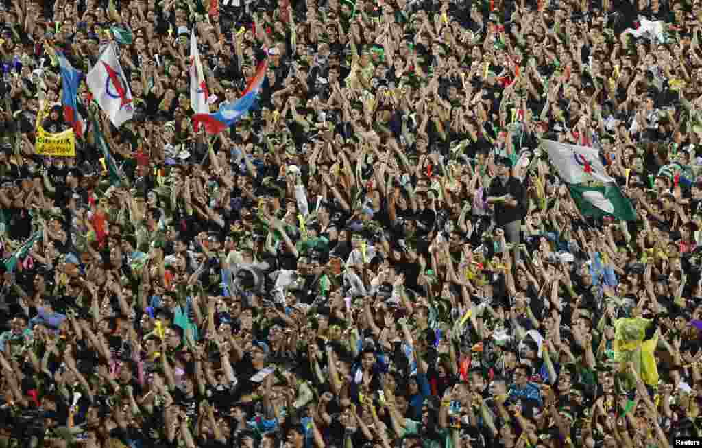 Demonstran menghadiri reli untuk memprotes hasil pemilu di stadion Kelana Jaya, di luar Kuala Lumpur, Malaysia.