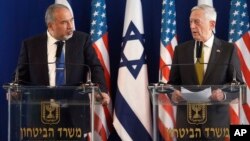 El secretario de Defensa de EE.UU., Jim Mattis (derecha= y el secretario de Defensa de Israel, Avigdor Lieberman, ofrecieron una conferencia de prensa conjunta en Tel Aviv, el viernes, 21 de abril de 2017.