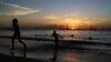 ARCHIVO - Turistas en una playa de Bridgetown, Barbados, en el atardecer del 24 de marzo de 2017. Barbados ha anunciado su intención de convertirse en república en noviembre de 2021.