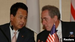 美国贸易代表弗罗曼和日本内阁府特命担当大臣甘利明（资料照）