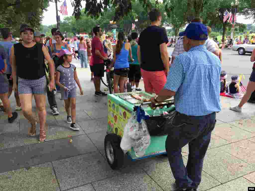 美国国庆游行,各路商贩兜售零食和纪念品(2018年7月4日)