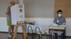 Un hombre vota en una máquina electrónica durante las elecciones municipales, en Sao Paulo, Brasil, el 15 de noviembre de 2020.