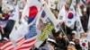韩国保守派人群众在首尔集会，抗议文在寅总统与朝鲜在冬奥会期间的合作，并支持因为贪污而下台并可能被判处30年监禁的前总统朴槿惠。