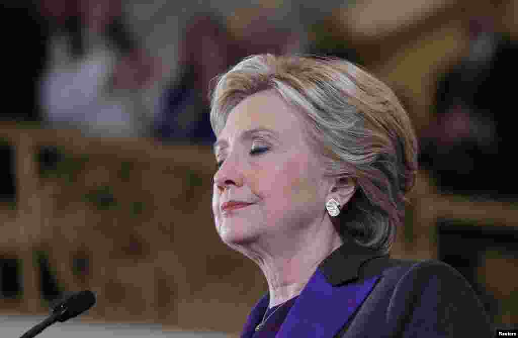 Hillary Clinton berhenti sejenak pada pidato membahas hasil pilpres di sebuah hotel di Manhattan, New York. 