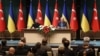 Президент Турции Реджеп Тайип Эрдоган и президент Украины Владимир Зеленский на совместной пресс-конференции в Президентском комплексе в Анкаре 18 февраля 2025 года. (Фото Адема АЛТАНА / AFP)