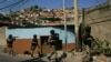 Miembros de la Fuerza de Acciones Especiales de la Policía Nacional, o FAES, patrullan el barrio Antimano de Caracas, Venezuela, el 29 de enero de 2019.
