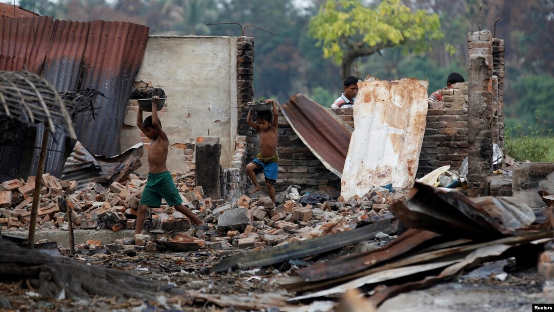 ရခိုင်ပြည်နယ် မောင်တောမှာ မီးလောင် ပျက်စီးသွားတဲ့ ကျေးရွာများ။ (အောက်တိုဘာ ၂၇၊ ၂၀၁၆)