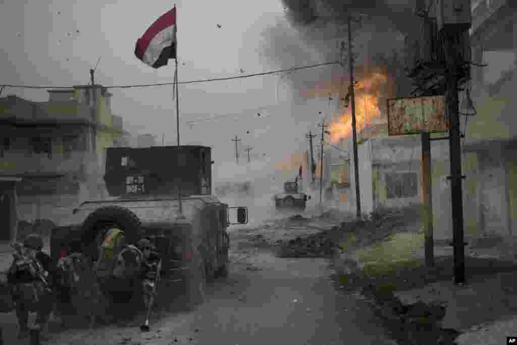 Sebuah bom mobil meledak dekat kendaraan militer pasukan Irak saat mereka maju menuju posisi ISIS di kota Mosul.