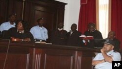 Comissário Joaquim Ribeiro (em pé, à direita) numa foto de arquivo no Tribunal de Luanda