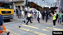 香港一名警察2019年11月11日在西灣河向示威者實彈開槍。 （視頻截圖）