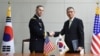 류제승 한국 국방부 정책실장(오른쪾)과 주한미군사령부 참모장인 토머스 밴달 미 8군사령관이 4일 서울 용산구 국방부에서 주한미군의 사드(THAAD) 배치를 협의하기 위한 미한 공동실무단 구성 관련 약정에 서명했다. 