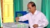 နေပြည်တော်မဲရုံမှာ သမ္မတဦးသိန်းစိန် ဆန္ဒမဲပေးနေစဉ်။ (ဧပြီ ၁၊ ၂၀၁၂)