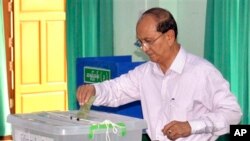 နေပြည်တော်မဲရုံမှာ သမ္မတဦးသိန်းစိန် ဆန္ဒမဲပေးနေစဉ်။ (ဧပြီ ၁၊ ၂၀၁၂)