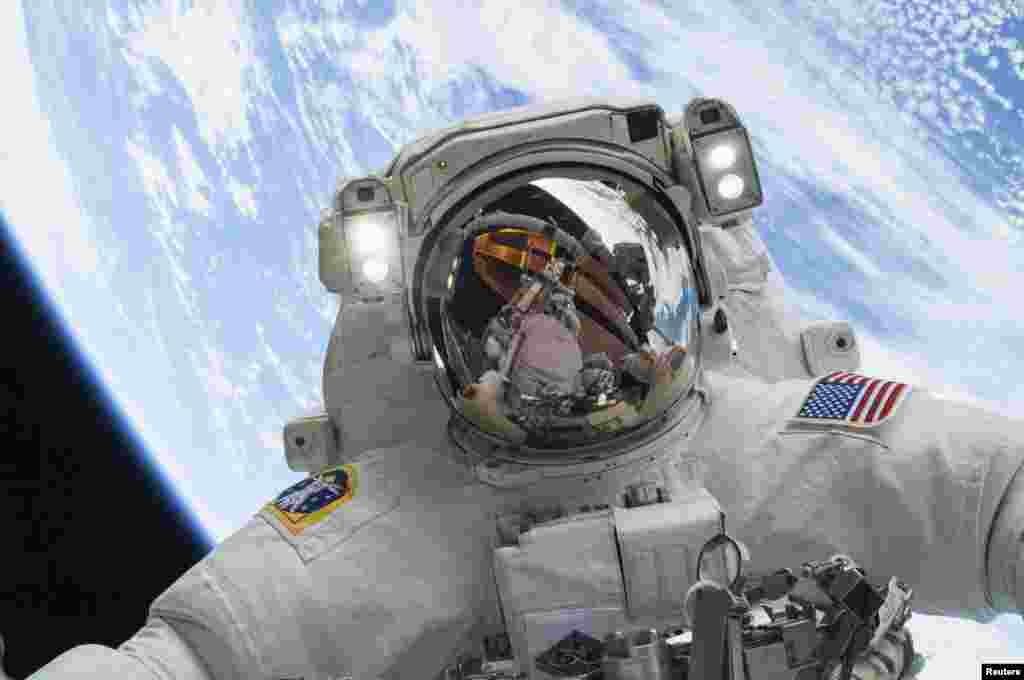 Astronot Mike Hopkins, teknisi penerbangan ekspedisi 38 terlihat dalam foto NASA yang dirilis hari Jumat saat ia berpartisipasi dalam berjalan di luar angkasa yang kedua pada tanggal 24 Desember 2013.