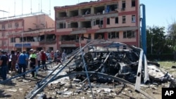 Autoridades inspeccionan el exterior de la sede policial tras la explosión de un coche bomba en Elazig, Turquía, el jueves, 18 de agosto de 2016.