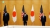 美国国务卿布林肯（中）和美防长奥斯汀（左）在东京与日本首相菅义伟合影。（2021年3月16日）