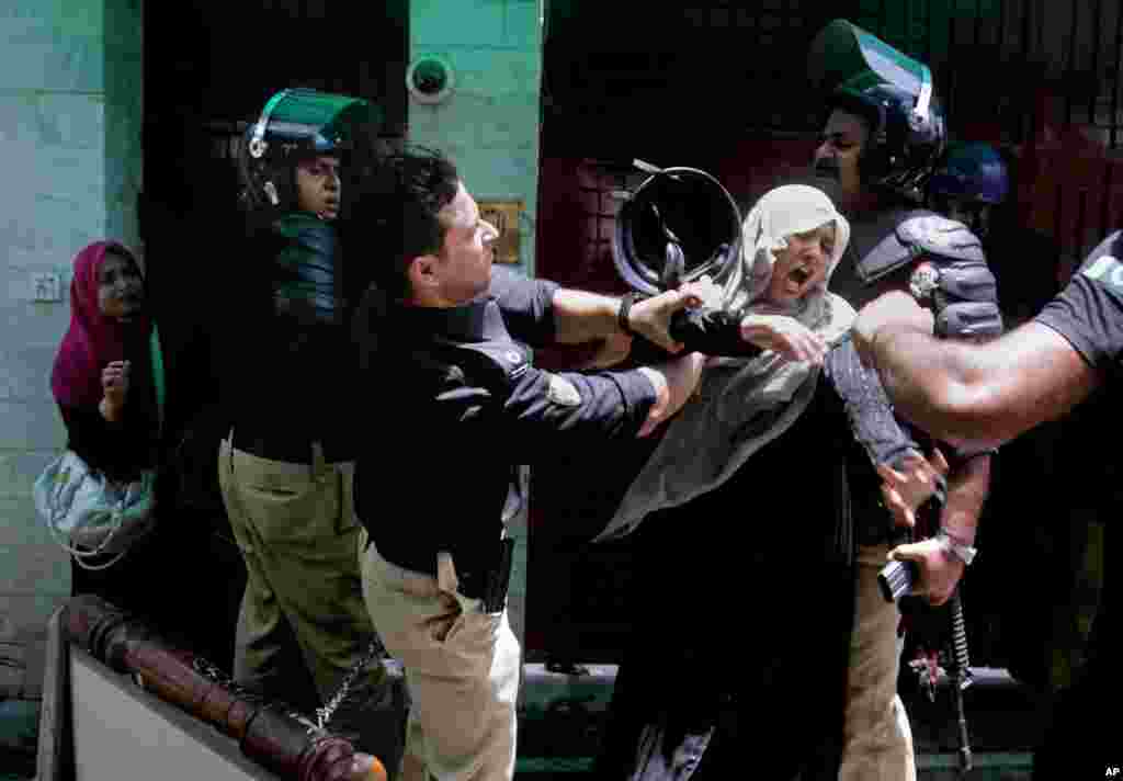 Polisi Pakistan bentrok dengan pengikut seorang ulama radikal di Lahore, Pakistan.