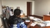 Deux agents de la commission nationale anticorruption au Cameroun dans la salle du numéro vert, le 5 mai 2018. (VOA/Emmanuel Jules Ntap)