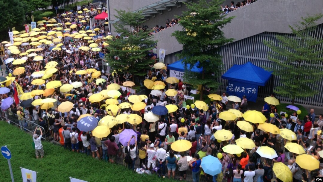 港人重返金鐘紀念雨傘革命兩週年(美國之音海彥拍攝)