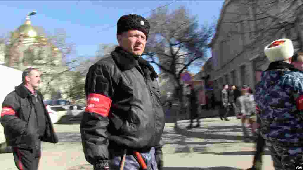 Patroli "Pertahanan Diri" pro-Rusia di luar parlemen di Simferopol (3/3). (VOA/Sebastian Meyer)