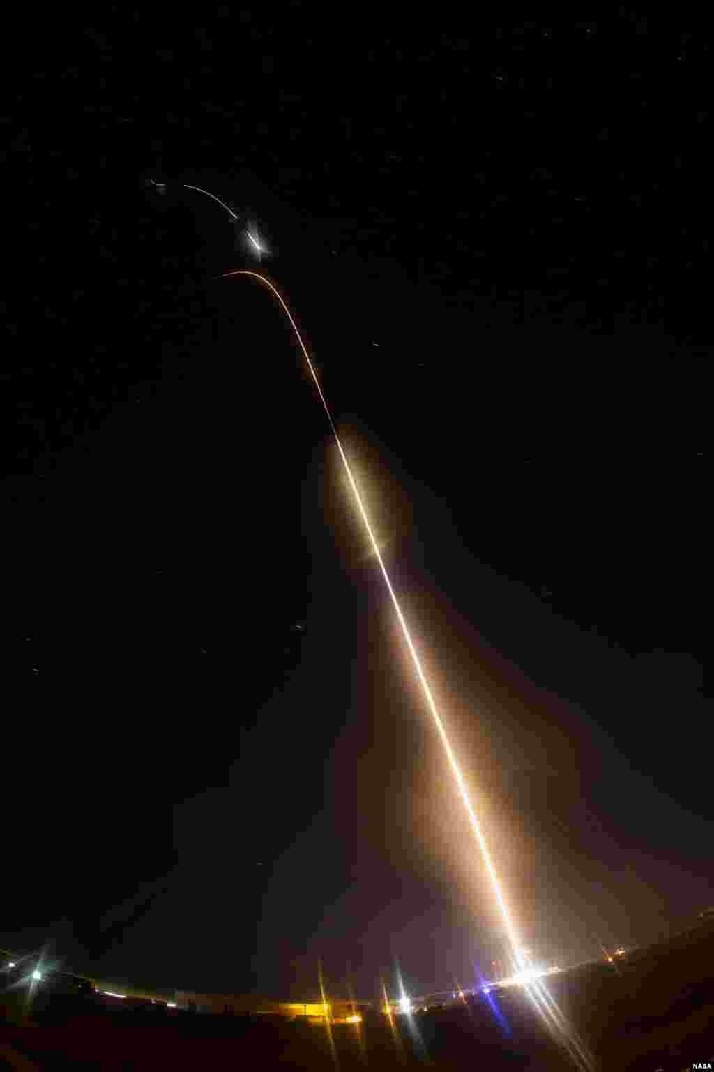 Sebuah roket NASA meluncur ke langit di malam hari setelah peluncurannya pada jam 11:05 malam tanggal 5 Juni 2013 dari Fasilitas Penerbangan Wallops di Virginia, AS.