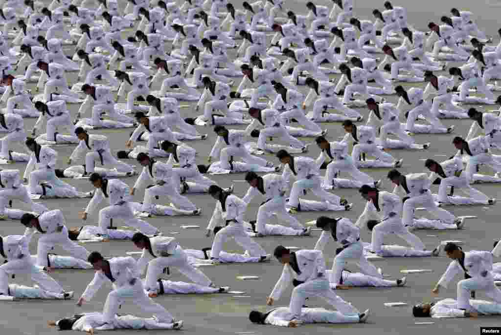 Members of the Special Warfare Command demonstrate the traditional Korean martial art of taekwondo during celebrations to mark the 65th anniversary of Korea Armed Forces Day, Seongnam, Oct. 1, 2013.