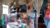 Samuel Andrés Mendoza mira una imagen de un Pokémon en su computadora antes de dibujarlo, en su casa en Barquisimeto, Venezuela. Marzo 2, 2021. Foto: AP.