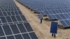 2012年5月18日:新疆维吾尔自治区阿克苏太阳能发电厂太阳能电池板