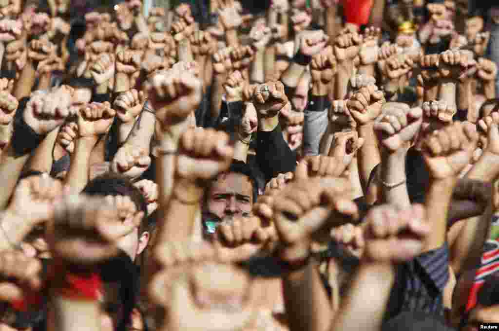 Para pendukung kelompok militan Lebanon, Hizbullah, melakukan unjuk rasa selama perayaan hari Ashura di Beirut.