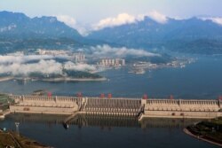 2017年5月4日中国湖北省宜昌市长江三峡大坝总体图景。