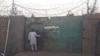 L'entrée principale de la maison d'arrêt de N'Djamena, Tchad, le 17 février 2017. (VOA/André Kodmadjingar)