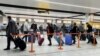 ARHIVA - Putnici na aerodromu Getvik, južno od Londona ( Foto: Gareth Fuller/PA via AP)