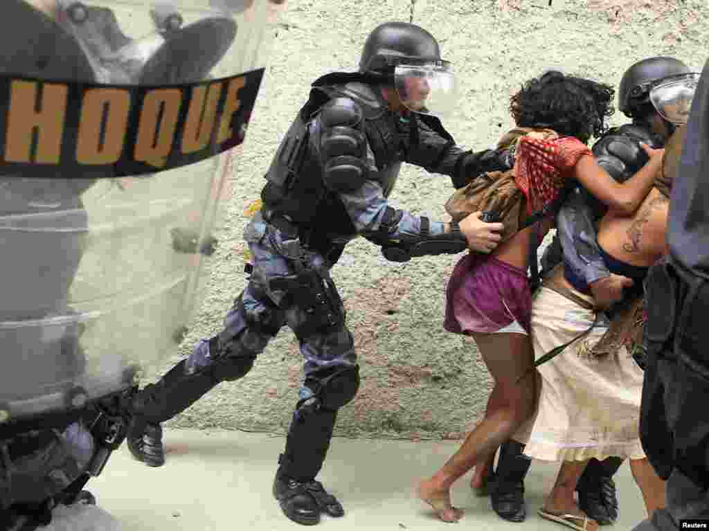 Polisi Brazil bentrok dengan suku Indian Brazil yang melakukan unjuk rasa di Rio de Janeiro, Brazil.