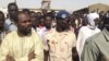 Les agents de sécurité protègent le passage de la délégation du ministre à la maison d'arrêt à N'Djamena, Tchad, le 17 février 2017. (VOA/André Kodmadjingar)