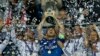 Iker Casillas soulève le trophée de la super coupe d'Europe à Cardiff, Pays De Galle, le 12 août 2014.