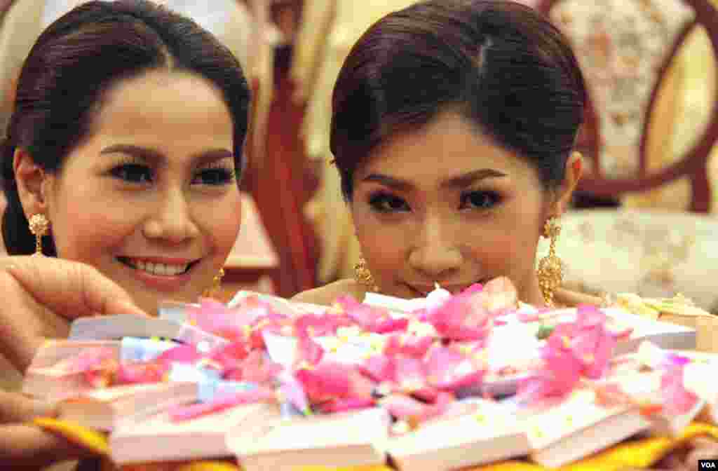Overlooking the gift plate of cash at the traditional Thai ceremony. (Daniel Schearf/VOA)
