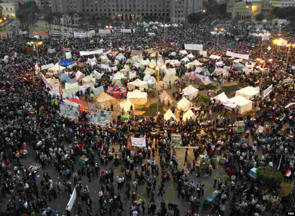 夜幕降临时分的开罗解放广场(2012年11月27日,美国之音威克斯拍摄)