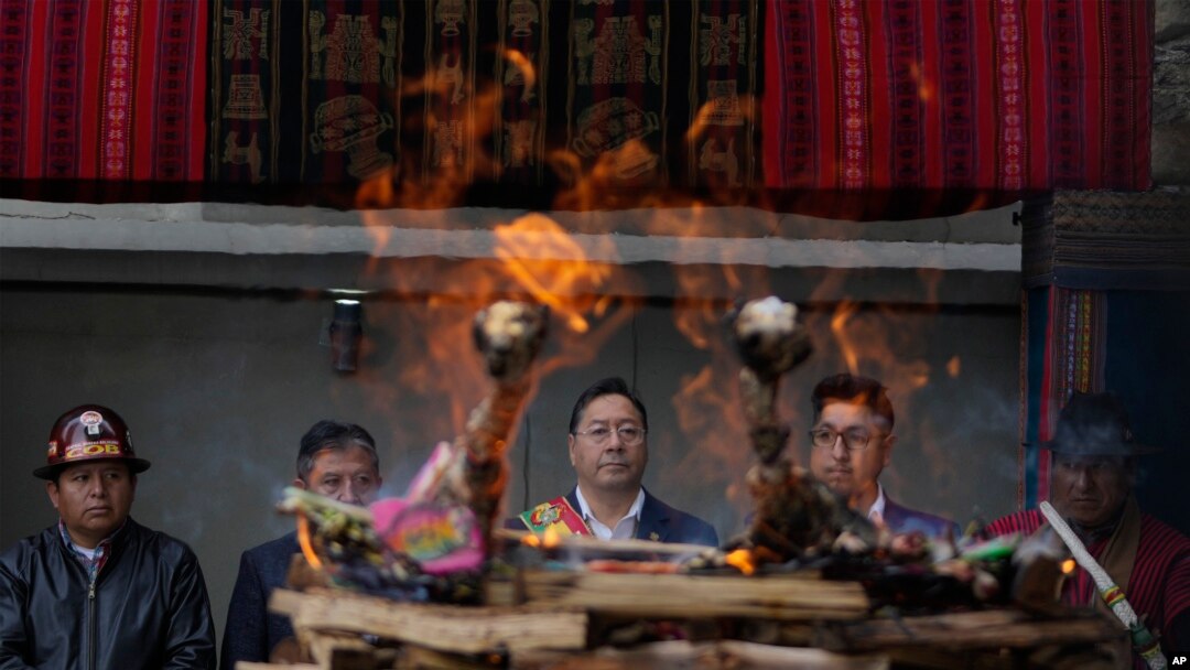 El presidente boliviano Luis Arce (centro) asiste a un ritual indígena en la Casa del Pueblo, a la entrada del palacio presidencial, antes de pronunciar su discurso anual a la nación en La Paz, Bolivia, el miércoles 22 de enero de 2025. AP
