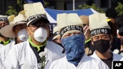 在首尔一次抗议政府劳工政策的集会上，示威者因担心MERS而戴上了口罩。（2015年6月7日）